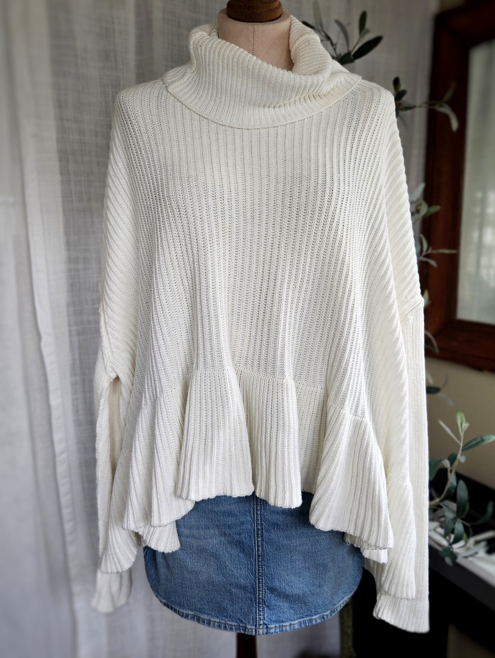 Free People Oversized White Ruffled Cotton Turtle Neck Pull Over Sweater Large